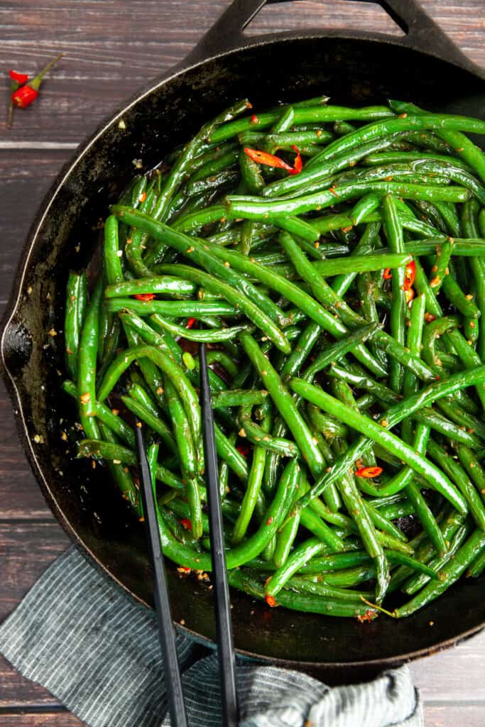 Garlic green beans in a cast iron skillet